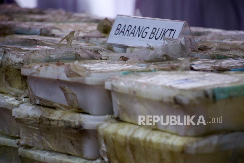 Barang bukti narkotika jenis sabu. Kepolisian Resor Pelabuhan Tanjung Priok Jakarta Utara menyita ribuan gram narkoba jenis sabu-sabu sebagai barang bukti dari delapan orang tersangka