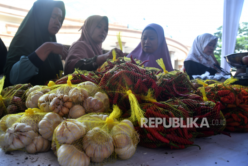 Sejumlah warga membeli kebutuhan pokok saat Gelar Pangan Murah di Masjid Raya Al-Muttaqin, Kota Bogor, Jawa Barat, Senin (14/11/2022). 