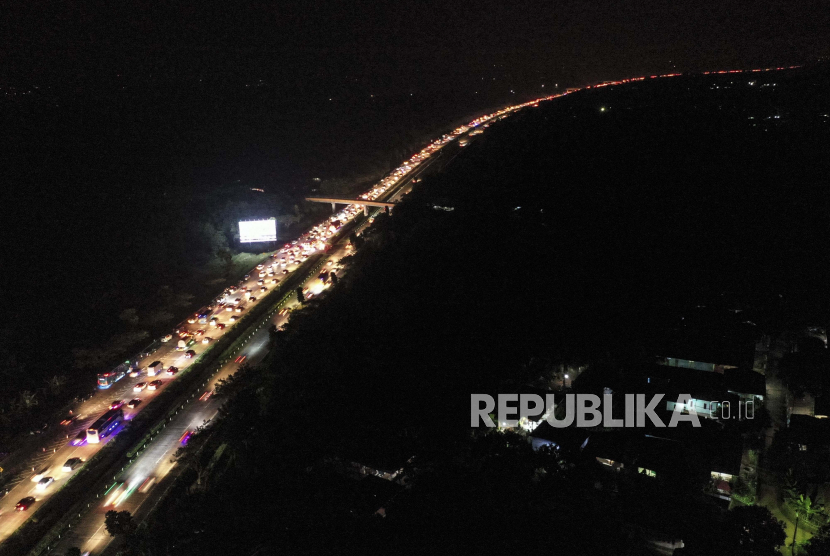 Foto udara sejumlah kendaraan melintas di ruas Jalan Tol Cikopo-Palimanan, Subang, Jawa Barat, Kamis (28/4/2022). Polda Metro Jaya mengatakan masih terjadi kepadatan lalu lintas di Tol Cikampek.