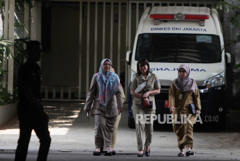 Aparatur sipil negara (ASN) saat berjalan di kompleks Balai Kota DKI Jakarta, Senin (21/8/2023). Situasi lalu lintas di Jaktim terpantau lengang pada hari pertama WFH. 