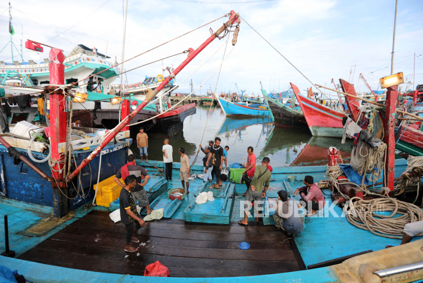 Kapal nelayan berlabuh di pelabuhan tradisional sebelum melaut untuk mencari ikan, di Banda Aceh, Jumat (1/12/2023). BKI sedang dalam proses bergabung menjadi anggota IACS. 