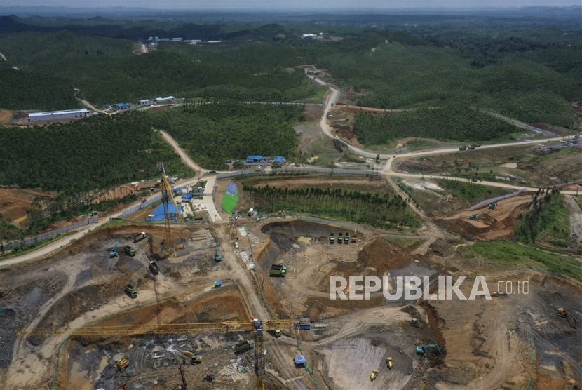 Kementerian Pekerjaan Umum dan Perumahan Rakyat (PUPR) tengah menyelesaikan pembangunan Bendungan Sepaku Semoi dan Intake Sungai Sepaku di Kabupaten Penajam Paser Utara, Kalimantan Timur. 