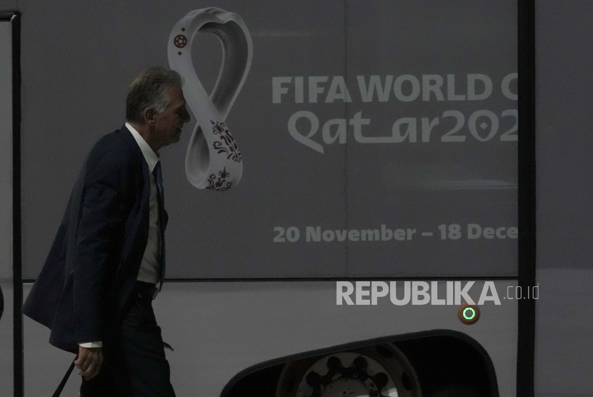Pelatih timnas Iran Carlos Queiroz tiba bersama para pemain timnya di bandara Internasional Hamad di Doha, Qatar, Senin, 14 November 2022. Menjelang Piala Dunia mendatang. Iran akan memainkan pertandingan pertama di Piala Dunia melawan Inggris pada 21 November 2022.