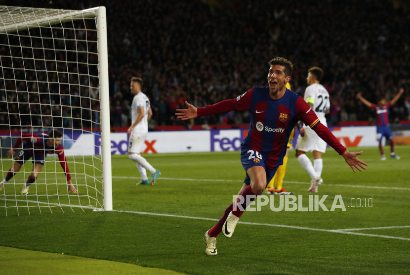 Barcelona Sergi Roberto celebrates his sides third goal scored by Barcelona