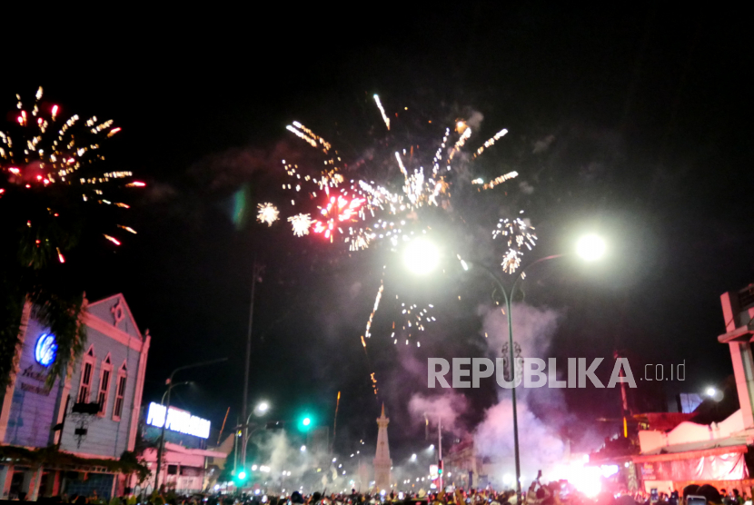 Keramaian warga saat malam Tahun Baru 2022 di Tugu Pal Putih, YogyakartaBolehkah Muslim Rayakan Tahun Baru dengan Pesta Kembang Api dan Tiup Terompet?