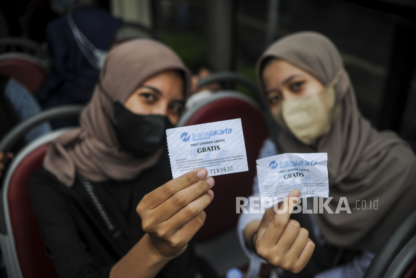 Penumpang bus wisata Transjakarta menunjukan tiket di Jakarta, Selasa (10/5/2022). DPRD DKI berencana akan membahas kembali soal tarif integrasi di Jakarta.