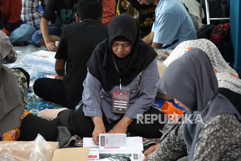 Sejumlah petugas melakukan proses sortir dan lipat surat suara pemilu 2024 di Raja Plaza, Jalan Guntur Indah, Kecamatan Tarogong Kidul, Kabupaten Garut, Kamis (4/1/2024). 