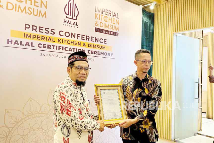 Imperial Kitchen & Dimsum dan Imperial Kitchen & Dimsum Signature secara resmi menerima sertifikasi halal untuk semua menu makanan dan minuman. Penyerahan sertifikasi halal dilakukan dalam acara Press Conference Imperial Kitchen & Dimsum Halal Certification Ceremony di Jakarta Selatan, Rabu (20/12/2023). 