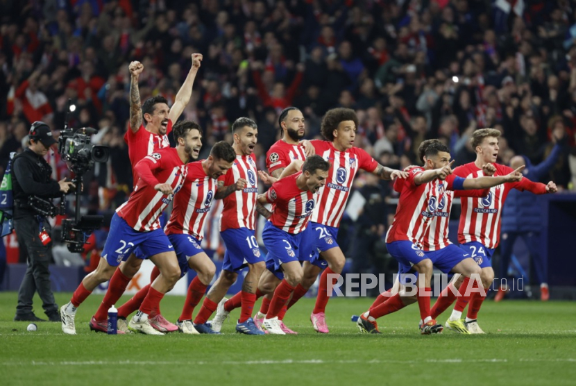 Para pemain Atletico merayakan kemenangan pertandingan sepak bola leg kedua babak 16 besar Liga Champions UEFA antara Atletico de Madrid dan FC Inter, di Madrid, Spanyol, Kamis (14/3/2024) dini hari WIB.