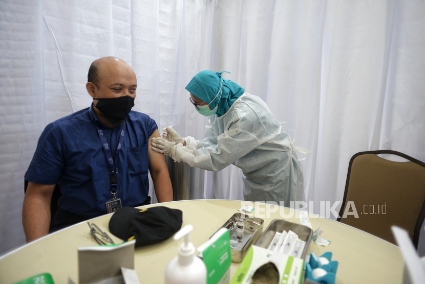 Vaksinator menyuntikkan vaksin Covid-19 kepada penyidik senior KPK Novel Baswedan (kiri) di Gedung Penunjang Komisi Pemberantasan Korupsi (KPK), Jakarta, Selasa (23/2). Pemberian vaksin Covid-19 tersebut sebagai upaya percepatan pengendalian dan berkelanjutan Covid-19 di lingkungan KPK. Pemberian vaksin dilakukan terhadap seluruh insan KPK, termasuk para tahanan, jurnalis dan pihak eksternal lain yang berada di lingkungan KPK. Republika/Thoudy Badai