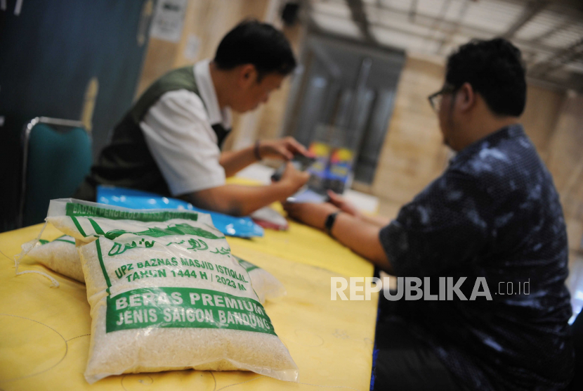 Umat Muslim membayar zakat fitrah di Masjid Istiqlal