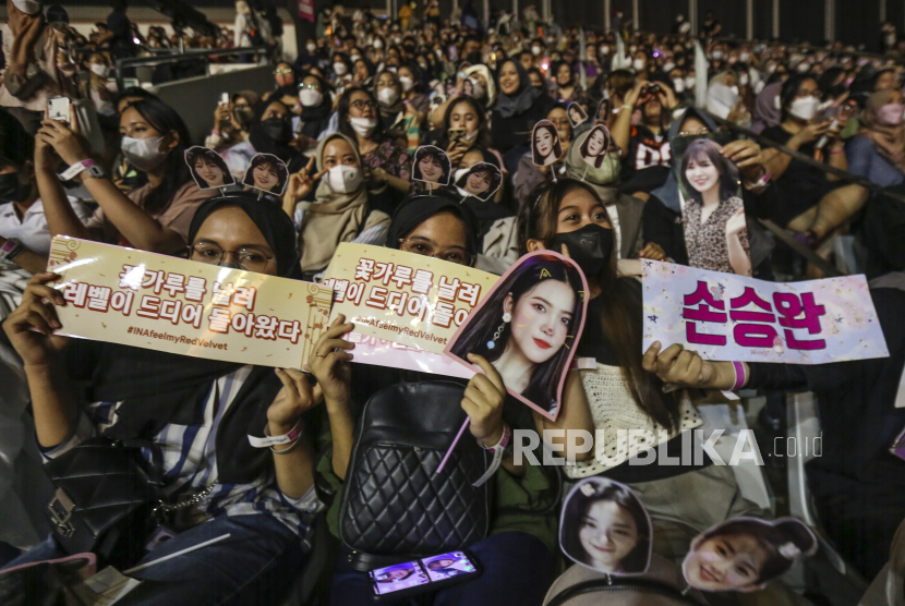 Sejumlah penggemar membawa poster saat menyaksikan penyanyi KPOP Red Velvet dalam acara Allo Bank Festival di Istora Senayan, Jakarta, beberapa waktu lalu.