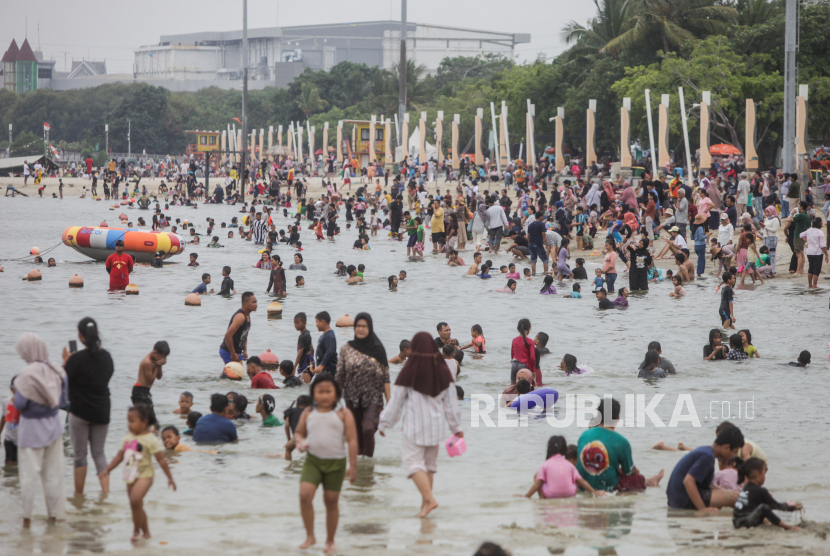Sejumlah pengunjung berwisata di Pantai Lagoon, Ancol, Jakarta, Selasa (26/12/2023). Pengelola Taman Impian Jaya Ancol mencatat hingga Selasa (26/12) pukul 13.00 WIB, jumlah pengunjung mencapai 18.000 orang pada libur Natal 2023. 