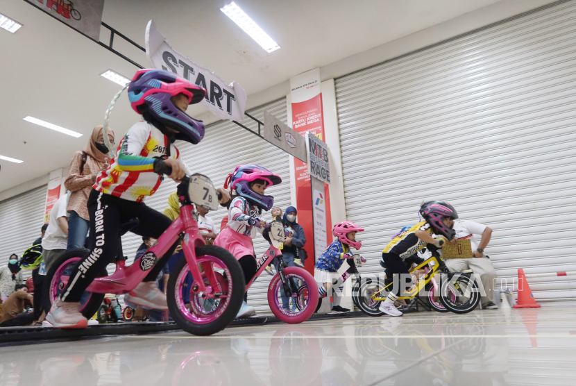 Sejumlah anak memacu sepedanya saat melintasi jalur “Push Bike”  pada acara JMTB Push Bike Race, dalam rangka merayakan HUT ke 13 Journalist MTB (JMTB) di Jakarta, Sabtu (26/11/2022). Lomba “Push Bike” merupakan rangkaian  HUT ke 13 JMTB yang diikuti oleh 217 peserta dengan melombakan delapan kelas dari berbagai umur.  