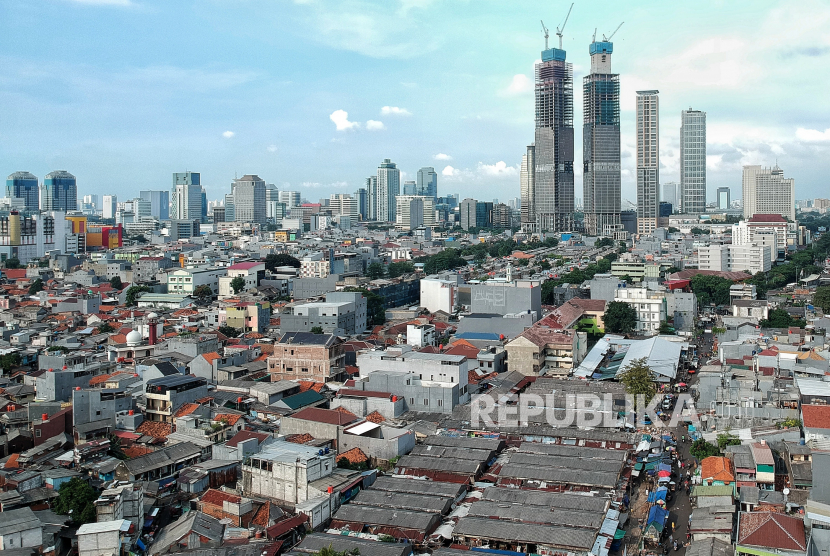 Foto aerial pemukiman padat penduduk di kawasan Kebon Melati, Tanah Abang, Jakarta. 