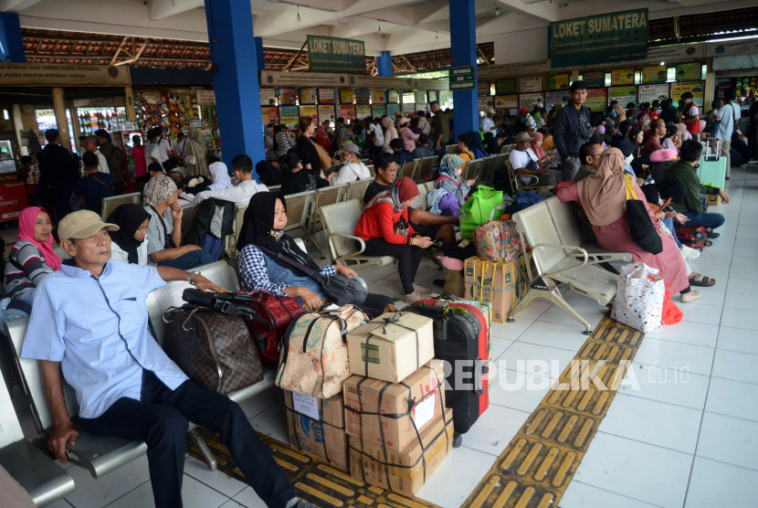 Sejumlah pemudik menunggu kedatangan bus di Terminal Kampung Rambutan, Jakarta Timur, Rabu (19/4/2023). 
