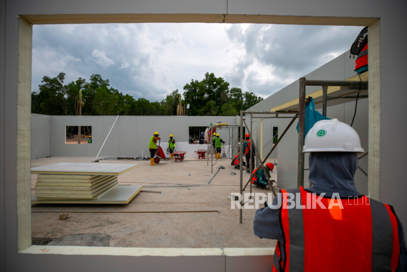 Pekerja membangun gedung rumah sakit khusus Corona (COVID-19) di bekas Camp Vietnam di Pulau Galang, Batam, Kepulauan Riau, Jumat (20/3/2020). (Antara/M N Kanwa)