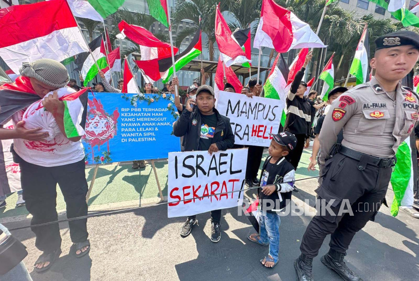  Komite Solidaritas untuk Palestina dan Yaman (KOSPY) menggelar aksi demonstrasi di depan Gedung Perwakilan PBB, Jakarta Pusat, Jumat (20/10/2023). 