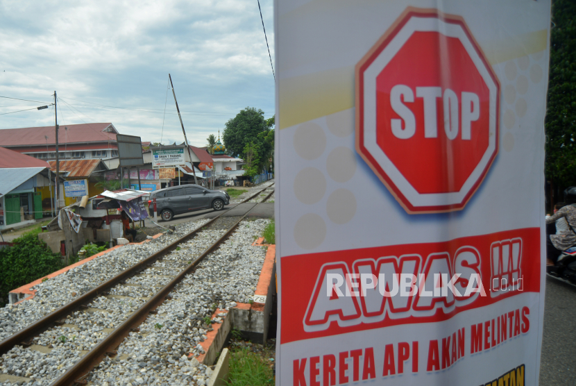 Sebuah mobil melewati perlintasan sebidang kereta api (KA) tanpa palang pintu (ilustrasi). PT KAI Divre III Palembang meningkatkan keamanan di perlintasan jalur kereta api.