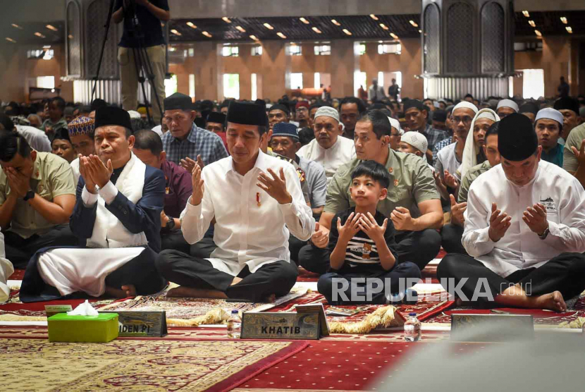 Presiden Jokowi mengajak cucunya Jan Ethes Srinarendra melakukan shalat jumat berjamaah di Masjid Istiqlal, Jakarta, Jumat (23/6/2023).