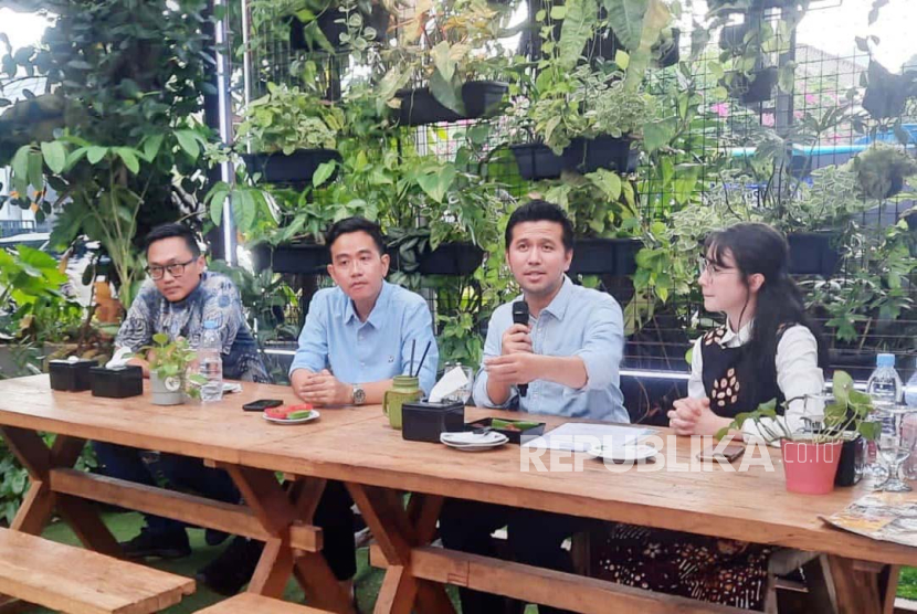 Cawapres dari Koalisi Indonesia Maju (KIM) Gibran Rakabuming Raka mengumumkan Wakil Gubernur Jawa Timur Emil Dardak dan istri, Arumi Bachsin sebagai juru bicaranya di sebuah kafe di kawasan Menteng, Jakarta Pusat, Selasa (14/11/2023).