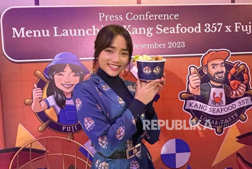 Influencer dan pembuat konten Fuji An dalam acara peluncuran menu 7 Fuji Bowl Series di Kang Seafood 357, Kemang, Jakarta Selatan, Rabu (6/12/2023).