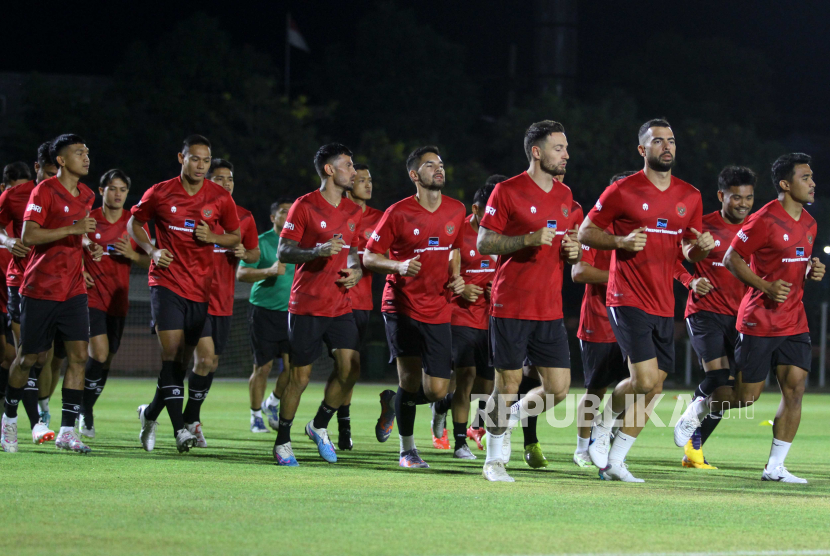 Sejumlah pemain timnas Indonesia melakukan pemanasan saat latihan di Surabaya, Jawa Timur, Selasa (5/9/2023). Latihan digelar untuk persiapan laga FIFA Matchday vs Turkmenistan pada 8 September 2023.