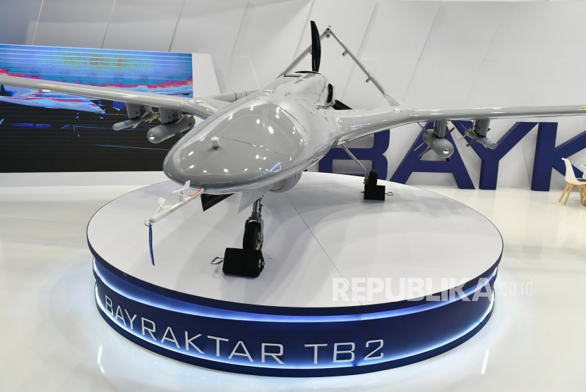 Bayraktar TB2. Presiden Ukraina Volodymyr Zelenskiy pada Jumat (9/9/2022) bertemu dengan kepala perusahaan pertahanan Turki Baykar dan mengatakan perusahaan tersebut akan mendirikan pabrik di Ukraina untuk memproduksi drone Bayraktar TB2 Baykar.