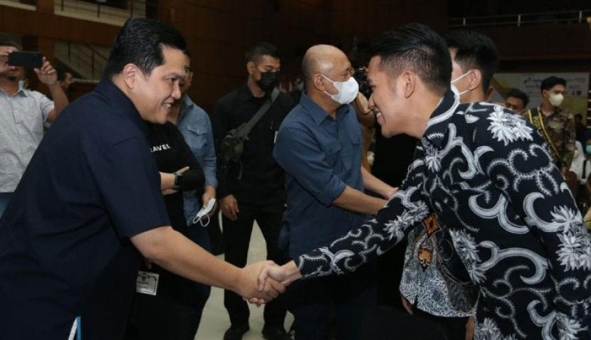 CEO Gravel Georgi Putra dan CPO Fredy Yanto bersama Menteri BUMN Erick Tohir saat acara pertemuan alumni UNPAD, Bandung, Minggu, Juli 2022. (Gravel)