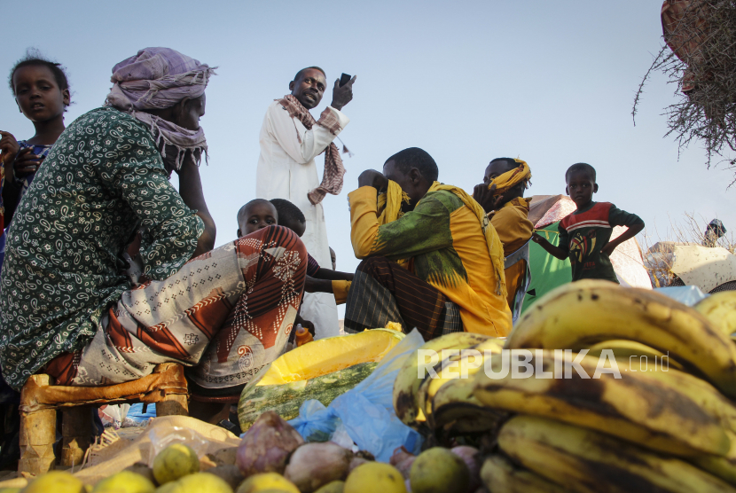 Sejumlah warga berkumpul di jalan menunggu waktu berbuka puasa di salah satu tempat pengungsian, Mogadishu, Somalia Jumat (16/4). Di bulan suci Ramadhan, pengungsi internal ini mengandalkan bantuan makanan untuk bertahan hidup. Mogadishu yang merupakan Ibu Kota Somalia itu adalah rumah bagi lebih dari setengah juta pengungsi internal yang tinggal di tempat pengungsian padat dengan sanitasi yang buruk dan beresiko menyebarkan virus Corona. (AP Photo/Farah Abdi Warsameh)