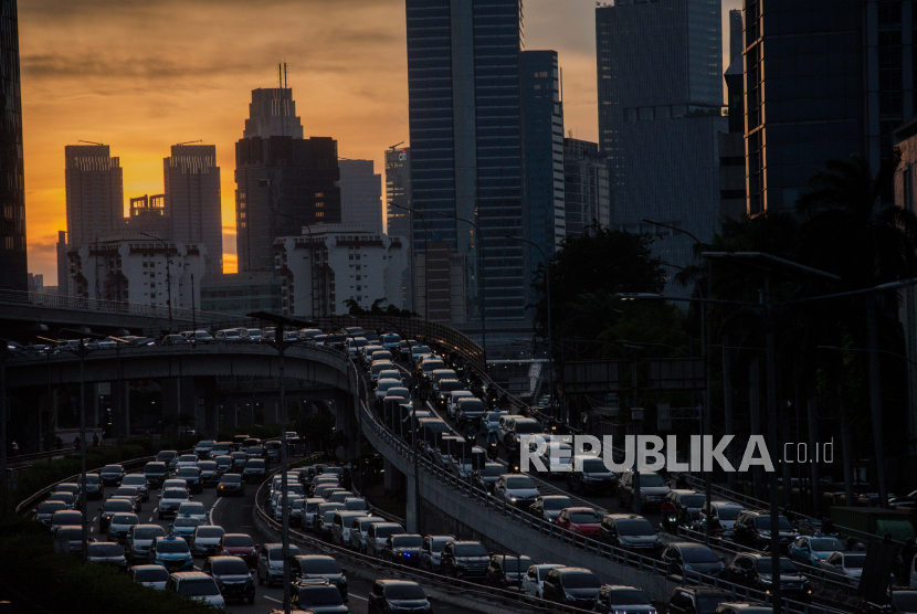 Pengendara terjebak kemacetan di Jalan Gatot Subroto, Jakarta, Kamis (4/6). Gubernur DKI Jakarta Anies Baswedan resmi memperpanjang masa Pembatasan Sosial Berskala Besar (PSBB) di Jakarta hingga 18 Juni 2020 sebagai masa transisi dari PSBB yang masif menuju kondisi aman, sehat dan produktif