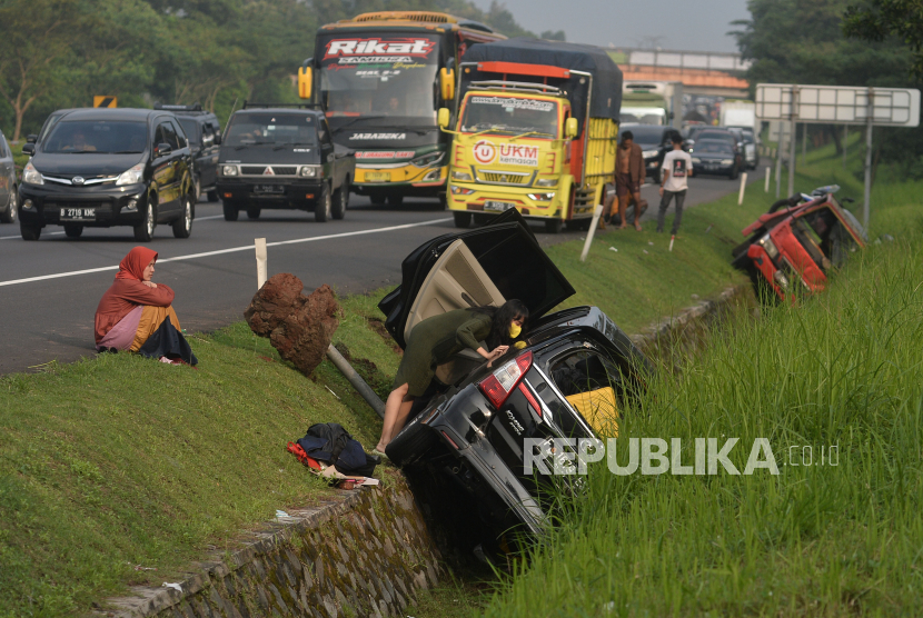 Kendaraan yang mengangkut pemudik mengalami kecelakaan lalu lintas di ruas tol Cipali Km 74 arah Palimanan, Jawa Barat, Selasa (18/4/2023). (Ilustrasi)