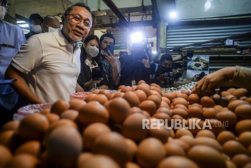 Menteri Perdagangan Zulkifli Hasan (kiri) berbincang dengan pedagang telur di Pasar Kramat Jati, Jakarta, Sabtu (25/6/2022). Kunjungan kerja itu dilakukan untuk memantau langsung harga bahan pokok dan minyak goreng serta titik penjualan minyak goreng curah rakyat (MGCR).  