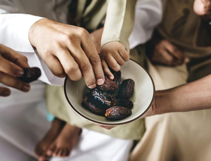 ILUSTRASI Berbagi makanan atau iftar untuk buka puasa.