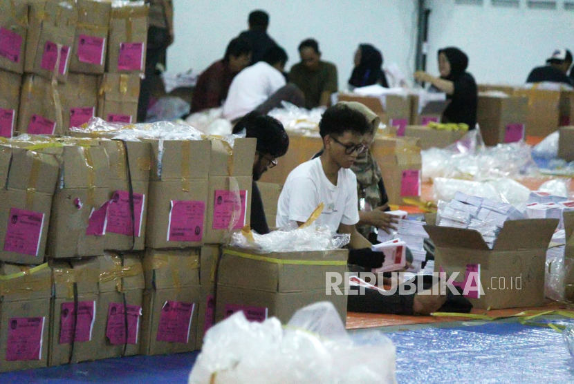 Pekerja melakukan penyortiran dan pelipatan surat suara Pemilihan Umum (Pemilu) 2024 di Gudang Logistik KPU, Kota Bandung, Jawa Barat, Senin (8/1/2024). Komisi Pemilihan Umum (KPU) Kota Bandung, memulai penyortiran dan pelipatan surat suara Pemilu 2024 dengan melibatkan sebanyak 1.072 orang pekerja yang direkrut dari seluruh kecamatan di Kota Bandung. Penyortiran dan pelipatan surat suara tersebut berlangsung hingga tanggal 18 Januari 2024.