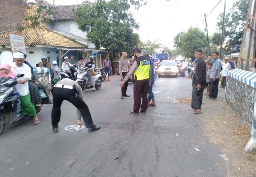 Unit Laka Satlantas Polres Pasuruan Kota melakukan olah TKP di lokasi kecelakaan (Foto: Satlantas Polres Pasuruan Kota)