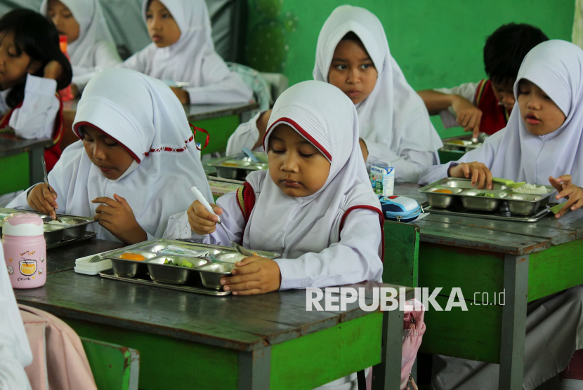 Para siswa menikmati Makan Bergizi Gratis (MBG) Semester 1 Tahun Ajaran 2025/2026 saat Masa Pengenalan Lingkungan Sekolah atau MPLS di SDN 158 Babakan Sari, Kota Bandung, Senin (14/7/2025). Kegiatan tersebut dihadiri oleh Wakil wali Kota Bandung Erwin, dalam sambutannya, Erwin mengatakan program MBG ini adalah wujud nyata kepedulian pemerintah pada masa depan anak-anak. Karena dengan asupan gizi yang baik dan seimbang, anak-anak akan lebih sehat, kuat, dan fokus dalam menyerap ilmu di sekolah.