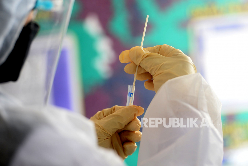 Kepolisian Daerah (Polda) Riau menahan Kepala Dinas Kesehatan Kepulauan (Kadiskes) Meranti dr Misri Hasanto (52) alias MH terkait dugaan tindak pidana korupsi dengan menggelapkan bantuan alat rapid test antigen. (Foto ilustrasi: petugas medis melakukan tes cepat (rapid test) Swab Antigen Covid-19)