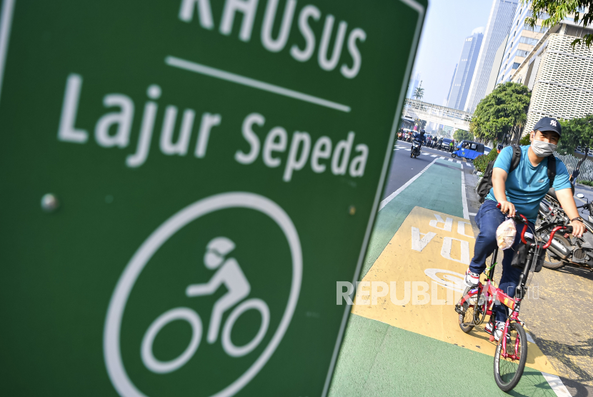 Warga mengayuh sepedanya saat melintas di jalan MH Thamrin, Jakarta, Selasa (30/6/2020). 