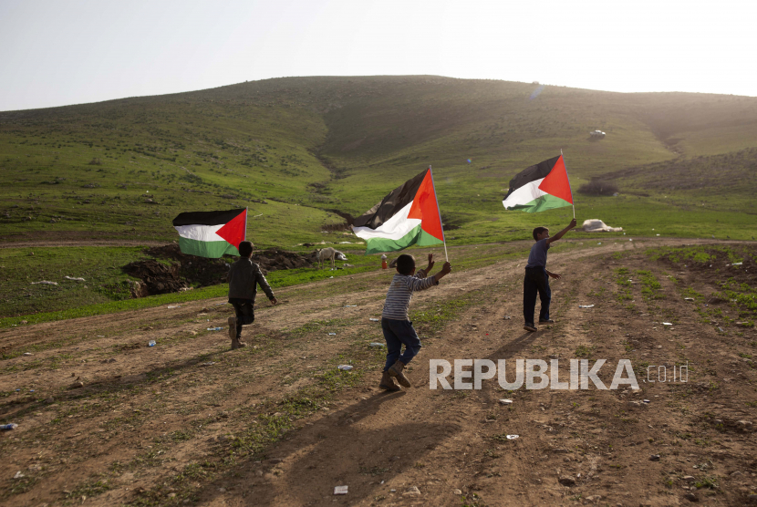  Anak laki-laki Badui Palestina bermain dengan bendera Palestina, ilustrasi