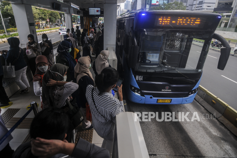 Sejumlah penumpang menunggu kedatangan bus Transjakarta di Halte Tosari, Jakarta, Rabu (16/3/2022). PT Transportasi Jakarta (Transjakarta) kembali membuka kapasitas angkut 100 persen dari sebelumnya dibatasi 70 persen seiring diturunkannya level pemberlakuan PPKM di Ibu Kota dari level 3 menjadi level 2. Republika/Putra M. Akbar