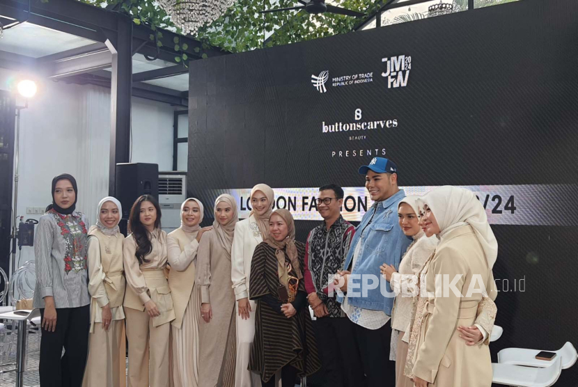 Enam desainer/jenama fesyen Indonesia yang akan menampilkan rancangannya di London Fashion Week (LFW) Spring Summer 2023/2024. Mereka adalah Buttonscarves, Ivan Gunawan Prive, Benang Jarum, Kami., Nada Puspita x Khanaan, dan Ayu Dyah Andari.