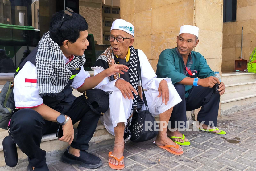 Salim Engeng (70 tahun) dan Abu Bakar Adami (50) jamaah haji dari Kabupaten Bener Meriah, Aceh di depan hotel Kiswah Tower, Makkah, Kamis (8/6/2023).