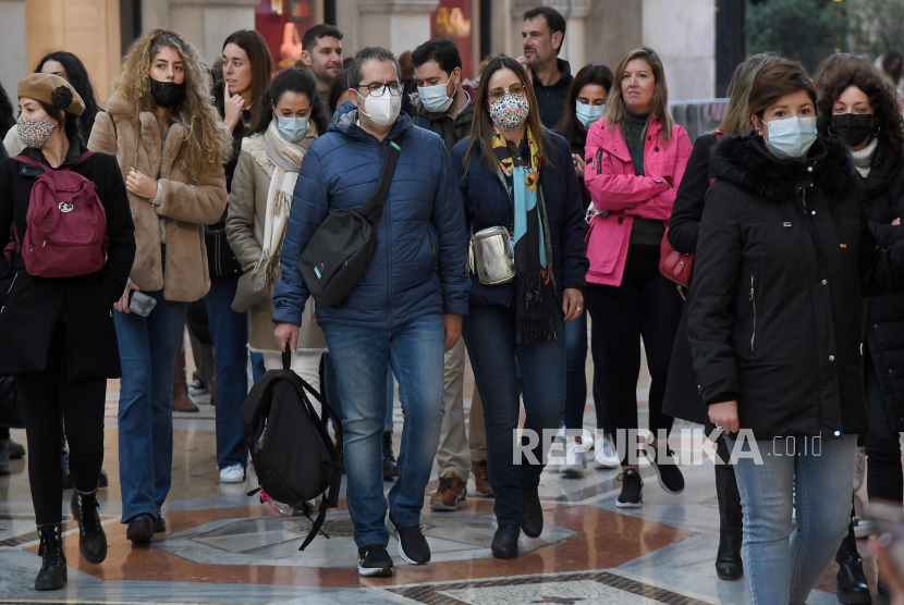  Kerumunan di Galeri Vittorio Emanuele pusat di Milan, Italia, 12 November 2021. Sejumlah negara bersiap melakukan upaya pencegahan penyebaran seiring dengan munculnya varian virus terbaru, omicron.