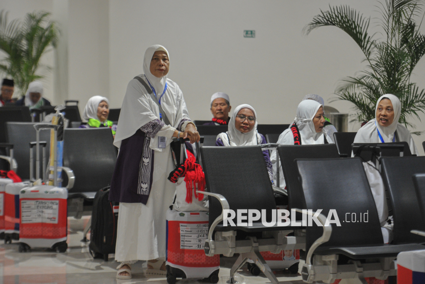 Jamaah haji menunggu jam keberangkatan di Terminal Khusus Haji dan Umroh di Terminal 2F, Bandar Udara Internasional Soekarno Hatta, Tangerang, Banten, Ahad (4/5/2025). 