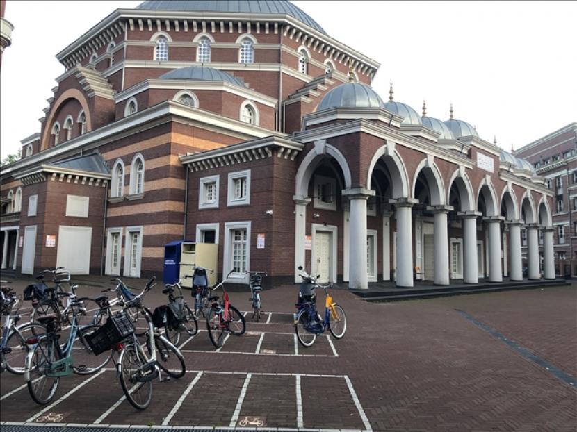 Masjid Hagia Sophia di Amsterdam, Belanda, dirusak dan jendelanya dipecahkan dengan botol bir pada Ahad malam (4/7).
