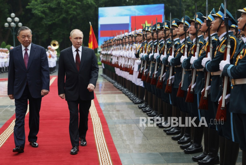 Presiden Rusia menginspeksi pasukan militer.