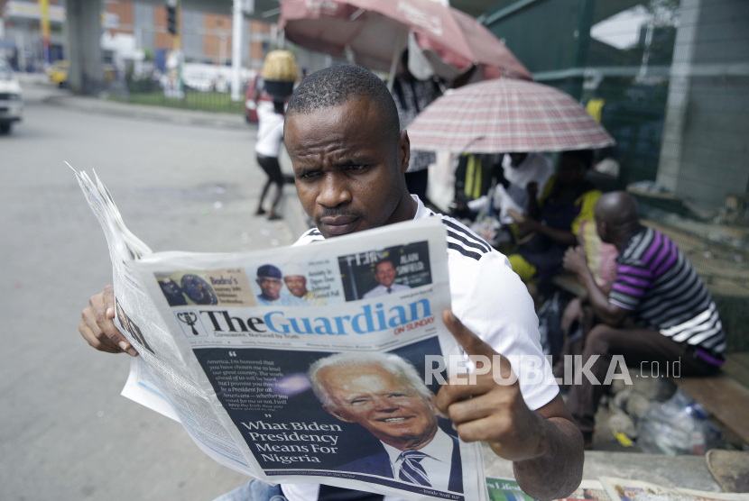 Seorang pria membaca surat kabar di Lagos, Nigeria, Ahad (8/11/2020). Tingkat pengangguran di Nigeria melonjak ke posisi tertinggi kedua di dunia.