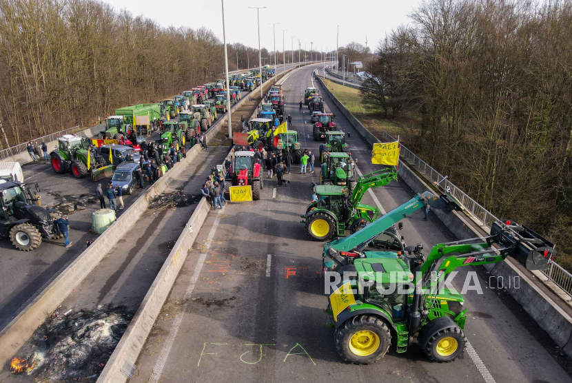 Federasi Petani Muda memblokir penyeberangan Jalan Raya E42 dari Jerman ke Prancis dan Jalan Raya E411 dari jalan raya Brussels ke Luksemburg di Daussoulx, Namur, Belgia, (29/1/2024).