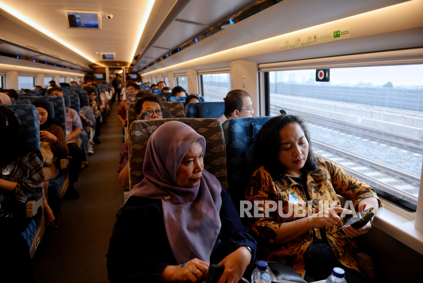 Penumpang berada di dalam kereta cepat saat masa uji coba perjalanan dari Stasiun Halim, Jakarta, menuju Stasiun Tegalluar, Kabupaten Bandung, Jumat (15/9/2023). 